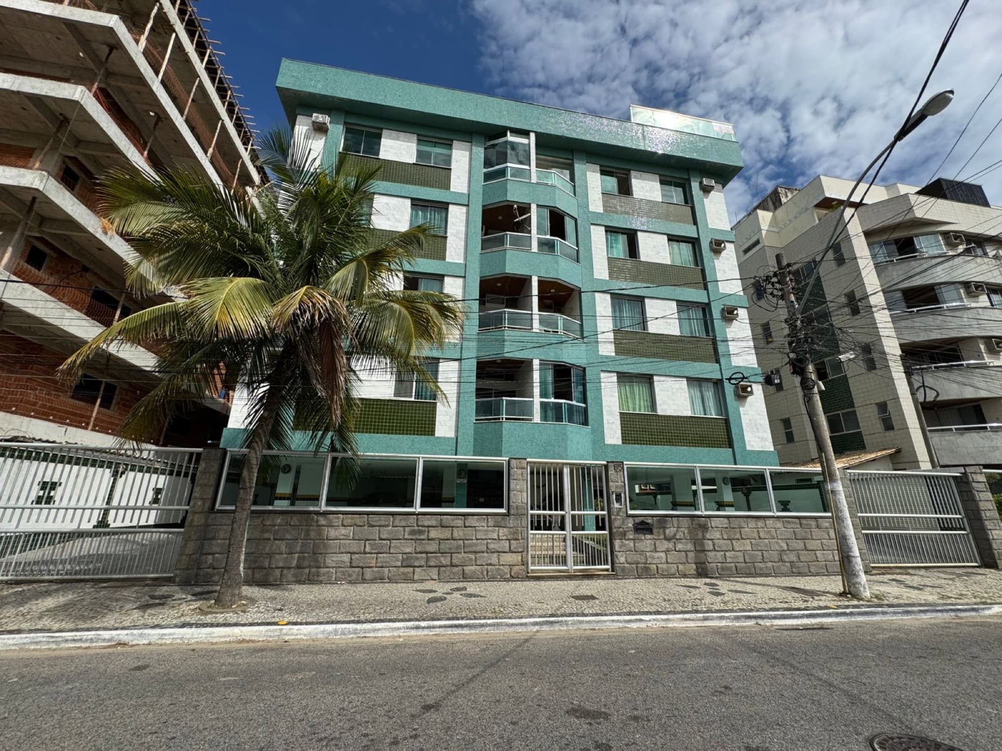 Fachada do prédio, a uma quadra da Praia das Dunas