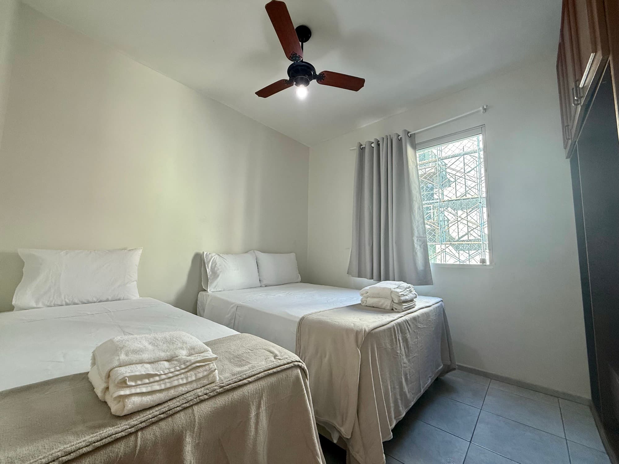 Quarto com cama de casal e cama de solteiro